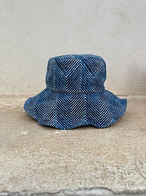 باکت هت آبی خطدار